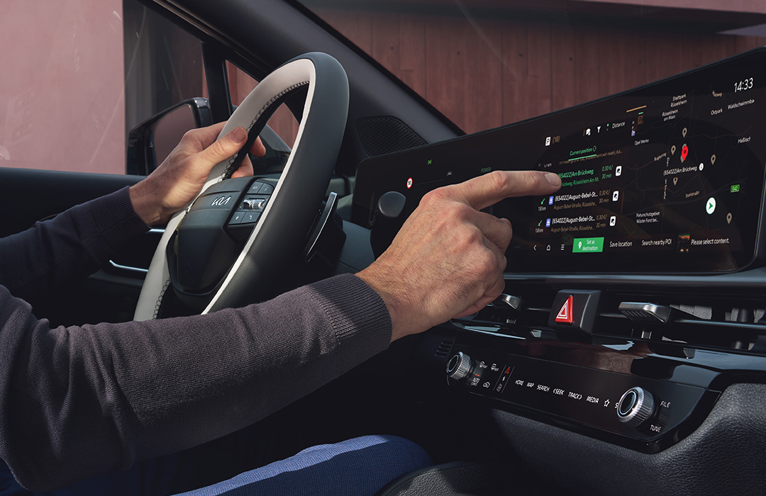 Cockpit des Kia Sportage mit gewölbtem Panorama-Display
