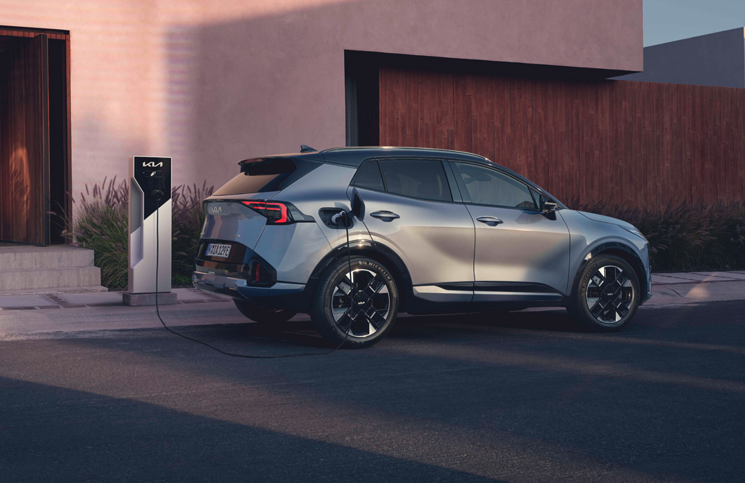 Kia Sportage Plug-in Hybrid an der Ladestation