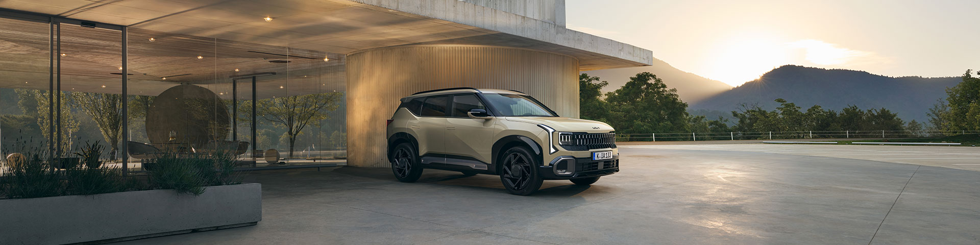 Der neue Kia Seltos vor einem modernen Gebäude